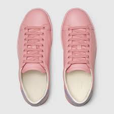 حذاء سنيكرز إيس للنساء بشعار G متشابك Gucci Qa