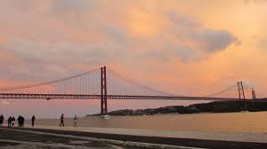 Il ponte fu intitolato al celebre esploratore portoghese che, a metà del xv secolo, scoprì la rotta che. Ponte 25 De Abril Die Europaische Golden Gate Bridge Mypianeta