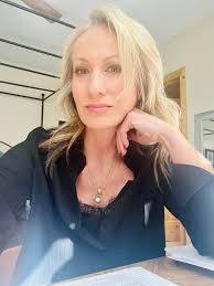 Lori Hess's Instagram, Twitter & Facebook