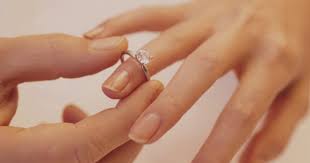 Cincin tunangan pakai di jari mana. Selain Bertambah Manis Ini Yang Korang Kena Tahu Kenapa Cincin Tunang Disarung Di Jari Manis