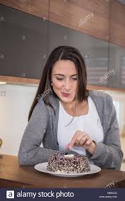 Wo lohnt ein besuch und wo sollte man. Frau Kuchen Essen In Einer Kuche Munchen Bayern Deutschland Stockfotografie Alamy