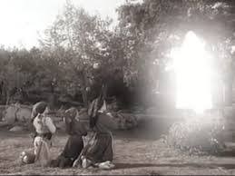 Milagro del Sol, en Fatima.*** Según los escritos de Lucía, la última  aparición de la Virgen a los tres pastorcitos tuvo lugar el 13 de octubre  de 1917, día en que