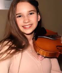 She doesn't just play like a star, she is a real star❤❤❤🎻🎻🎻.  https://www.ganjingworld.com/search?s=karolina