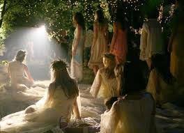 (mai ales art.) ființe imaginare din mitologia populară românească, înfățișate ca niște fete frumoase, îmbrăcate în alb, care apar numai noaptea, vrăjind. Fenomene Stranii Ielele Wattpad