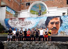 Jun 03, 2021 · también estuvo en el barrio pablo escobar, un sector que fue construido y donado por el narcotraficante y, según luisito, tiene alrededor de mil viviendas. Pablo Escobar Tour
