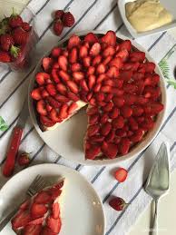 D Habitude Je Fuis Les Tartes Aux Fraises Composees D Une Grosse Couche De Creme Patissiere Betonnee Et De Fraises Qui Cr Tarte Aux Fraises Tarte Idee Recette