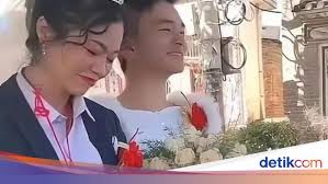 Ada Pilu di Balik Pernikahan Wanita Berjas dan Pria Bergaun Ini