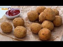 Un piatto semplice ma molto gustoso, nato per riciclare il petto di pollo allo spiedo avanzato dal giorno prima, senza ricorrere alla solita insalata. Polpette Di Pollo Ricetta In 1 Minuto Youtube