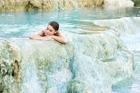 Presso le cascate del mulino è presente un piccolo punto ristoro che dispone di docce e servizi a pagamento. Terme Di Saturnia Quali Terme Libere E Gratis Per Tutti