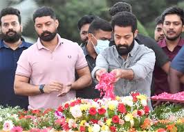 NTR: ఎన్టీఆర్‌ ఘాట్‌ వద్ద జూనియర్‌ ఎన్టీఆర్‌, కల్యాణ్‌రామ్‌ నివాళి | junior -ntr-and-kalyan-ram-pay-tribute-to-ntr