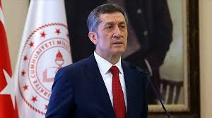 Selçuk, attığı tweetlerle her kesimin ilgisini çekmiş. Milli Egitim Bakani Ziya Selcuk A Da Guvenmemek Lazim