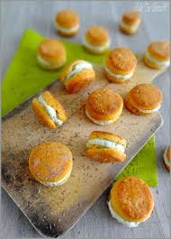 Sables Au Thym Fourres Au Roquefort Plus De Recette Papillon Sur Le Blog Les Recettes Roque Recette Aperitif Recettes De Cuisine Recette Apero Dinatoire