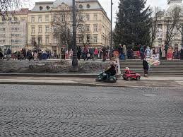 Уряд ще не вирішив кінцево, як він буде виглядати, але він має бути. Povnij Lokdaun Bilya Opernogo U Lvovi Pracyuye Dityachij Atrakcion Elektrichnih Mashinok Foto Chetverta Studiya