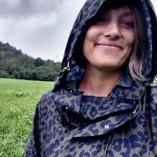 Geführt vom siebten Sinn, tanz ich verspielt dahin, wo sich Magie und  Wirklichkeit berühren. Und ganz egal was kommen mag, ich bin und bleib  verliebt in diese Welt" Liedtext by Alice Ruff