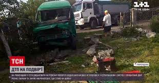 Чоловіка на рівненщині за палець вкусила змія. Video Novini Ukrayini U Rivnenskij Oblasti Vagovoz Vletiv U Podvir Ya Storinka Video