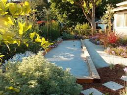 The Edible Curb Appeal Garden Marin County Ca Gardenista Curb Appeal Garden Backyard Plan Nautical Landscaping