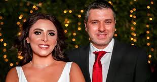 أعلنت الفنانة دينا وشاحي عن زواجها من مهندس الصوت ومالك ستوديو Buzz حسام ممدوح حيث كتبت ذلك على صفحتها الرسمية بموقع التواصل الاجتماعي فيس بوك Blog Posts Blog