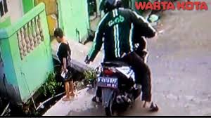 Video panas yang viral | tante prank ojol adegan full. Video Polisi Sudah Ketahui Identitas Ojol Berjaket Grab Yang Rampas Hp Bocah Di Cengkareng Warta Kota