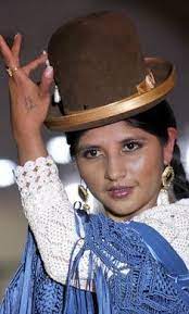 A Bolivian Cholita Wearing Her Bombin An English Bowler Hat The Hats Were Introduced In Bolivia By English Railroad Workers I Bolivian Women Bolivian Women