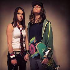 He was a skater boy c'était un skateur she said see you later boy elle a dit à bientôt mec he wasn't good enough for her il n'était pas assez bien pour elle she had a pretty face elle avait un joli visage but her head was up in space mais elle avait la grosse tête she needed to come back down to earth elle avait. I M Not A King Per Se But Have Definitely Enjoyed Dressing Up As A Male For The Last Few Halloweens Here S My Fiancee And I As Avril Lavigne And A Sk8r Boi