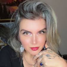 53살에 이런 댓글이 달린다.. “하지만, 화장하지 않은 당신의 모습을 우리에게 보여주세요. ” 그래서 여기 나야.. 맨 얼굴...  열심히 리프팅 운동 후, 케틀벨 스윙과 외부 스프린트 @joinladder 그리고 4시간 수면(추천하지 않음); 우리 강아지가