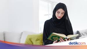 Dan tuhanmu telah memerintahkan semoga kau jangan menyembah selain dia dan hendaklah berbuat baik kepada ibu bapak. Surah Al Isra Ayat 27 Siapa Yang Disebut Saudara Setan Dalam Ayat Ini