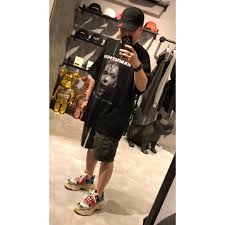 Sin embargo, la banda de industrial metal ha estado bastante activa así, a partir de hoy podrás comprar en balenciaga una playera de rammstein con un costo de 15 mil mxn, un impermeable de 56 mil mxn o, si lo prefieres. Ootd Vetements Rammstein Vetementsxrammstein Geneticallymodified Vetementscap Fogessentials Triples Balenciagamen Tri Winter Jackets Vetements Balenciaga