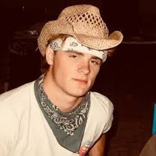 Carson Cox (@itscarsoncox)