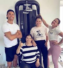 L'huile d'olive azeite de dolores aveiro faite dans la région de beja au portugal. Ronaldo Shares Snap With Mum After She Was Released From Hospital Daily Mail Online