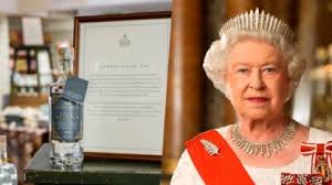 A rainha é a peça principal da commonwealth, o patrono de quase 600 organizações e instituições de caridade e desempenha um papel fundamental na aliança do reino unido com muitos países. Rainha Elizabeth Ii Lanca Gin Feito Com Plantas Da Sua Casa De Campo