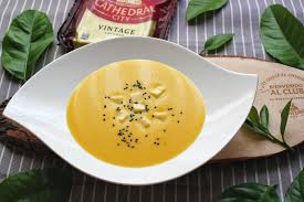 Una vez que comience a hervir, reduzca la temperatura. Crema De Calabaza Con Queso Cheddar Y Sesamo Negro Cocinando Con Las Chachas