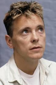 Un día como hoy, nace Bernard Edward Sumner (Salford, 4 de enero de 1956),  también conocido como Bernard Dickin, Bernard Dicken o Bernard Albrecht, es  un cantante y compositor británico. Es uno