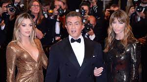 Film yang diperankan sylvester stallone dan arnold schwarzenegger ini berlatar belakang penjara yang dingin dan kejam, di mana mereka berdua berencana untuk melarikan diri dari sana. Wow Auftritt Sylvester Stallones Tochter Verzaubert Cannes Promiflash De