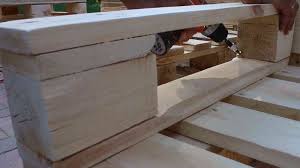 Tisch Sessel Aus Paletten Bauen Diy Anleitung Video In 2020 Paletten Mobel Bauen Mobel Aus Paletten Paletten