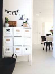 doorkijk hal naar woonkamer gietvloer kastje ikea huis interieur design woonideeen thuisdecoratie