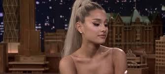 Tuto coiffure de ariana grande pour la rentree scolaire, l'ecole ★ demi queue de cheval volumineuse. Ariana Grande Comment Adopter Le Meme Look Que La Chanteuse Mce Tv