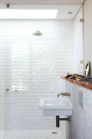 Wandgestaltung Bad Wandfliesen Bad Weisse Metro Fliesen Fur Ein Helles Baddesign In 2020 White Bathroom Tiles White Tiles Modern Bathroom