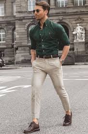 Calça Bege Com Camisa Jeans Masculina Este Look E Uma Aula De Combinacao De Cores Camisa Verde Escuro Calca De Sarja Bege E Sapato Marrom Moda Masculina Casual Moda Masculina Vestuario Masculino