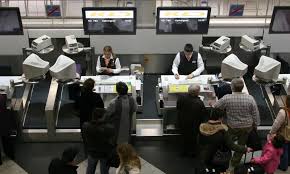 Il faut prendre en compte le temps que vous allez mettre pour aller du comptoir d'enregistrement à la porte d'embarquement. Corriger Une Erreur De Nom Sur Un Billet D Avion Quand Comment Flying Smart