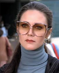 Who was rocking oversized glasses in the '70s… and who's still pulling them  off today? #LyndaCarter #VintageStyle