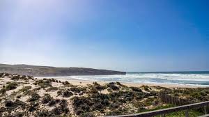 Obwohl die stadt aufgrund der zerstörungen der letzten jahrhunderte nur noch wenige geschichtsträchtige sehenswürdigkeiten aufweist, ist sie selbst sehenswert mit ihren gässchen, den vielen läden, boutiques, cafés, sowie mit ihren stränden praia do peneco und praia dos pescadores westlich davon. Die Westkuste Der Algarve Atemberaubende Strande Kustenstadte Und Grune Panorama Landschaften Togofor Homes