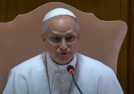 El Vaticano publica la foto y el escudo oficial de León XIV