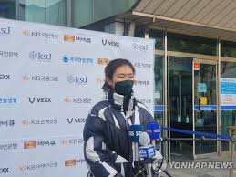 8일 심석희 측 관계자는 이날 심석희는 최근 조재범 코치로부터 성폭행을 당했던 사실을 털어놓았다며 고심 끝에 조재범 코치를 추가 고소했다라고 밝혔다. ì‡¼íŠ¸íŠ¸ëž™ ì‹¬ì„í¬ íƒœê·¹ë§ˆí¬ ë‹¤ì‹œ ë‹¬ê³  ì‹¶ë‹¤ ê°„ì ˆí•˜ê³  ê·¸ë¦¬ì›Œ