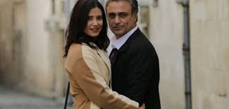 This story starts when karadag family's daughter, a college freshman student melek (nehir erdogan) and sirhan family's son, a college senior student halil (kutsi) forced to get married by their families. Benim Adim Melek Neden Final Yapti Benim Adim Melek Dizisi Nicin Bitti
