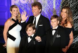 Jon bon jovi during billy crystal makes his broadway debut in '700 sundays' at the broadhurst theater/tavern on the green in new york, ny, united states. Jon Bon Jovi Ehefrau Vermogen Grosse Tattoo Herkunft 2021 Taddlr