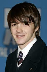 He is an actor, known for drake & josh (2004), superhero movie (2008) and yours, mine & ours (2005). Drake Bell Portrait Kino De