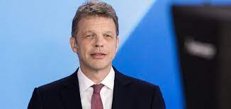 Deutsche bank also serves private and business clients at the same time. Investors Criticize High Pay At The New Feel Good Deutsche Bank Efinancialcareers