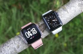 Apple Watch 3 Vs Fitbit Versa Time To Buy A New Smartwatch Cnet