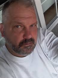 Me is German, metric 155,5 cm in height and quite "deep", shoe size EUR  38/39 (the latter due to the mega-toe of death). I am a sucker for grammar,  spelling, punctuation and