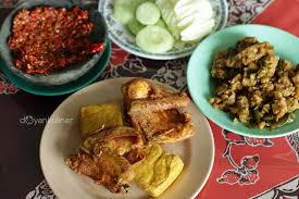Suamiku bukan orang indonesia, dia adalah orang taiwan dan kami memiliki seorang anak perempuan yang sangat cantik dan sudah berusia 8 tahun sekarang ini. Ke Purwokerto Wajib Mampir Ke Ayam Goreng Kalibogor